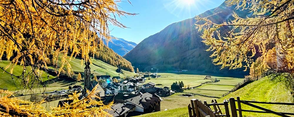 Gletscher-Skifahren im Sonnenschein