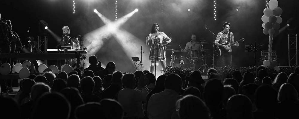 Gletscher-Skifahren im Sonnenschein