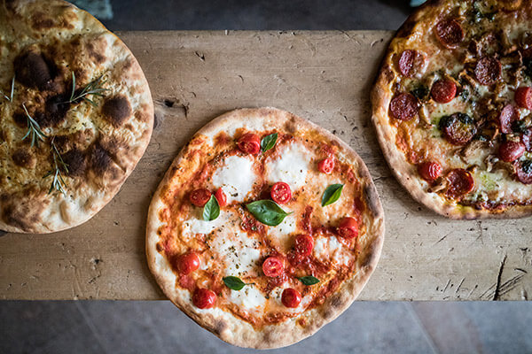 Pizza dal forno a legna