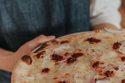 Pizza cotta nel forno a legna