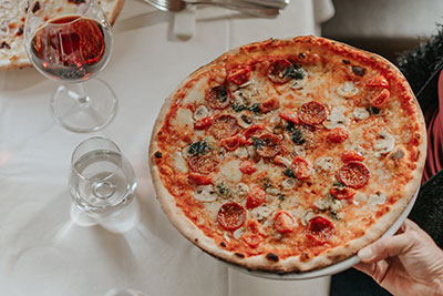Pizza servita al tavolo