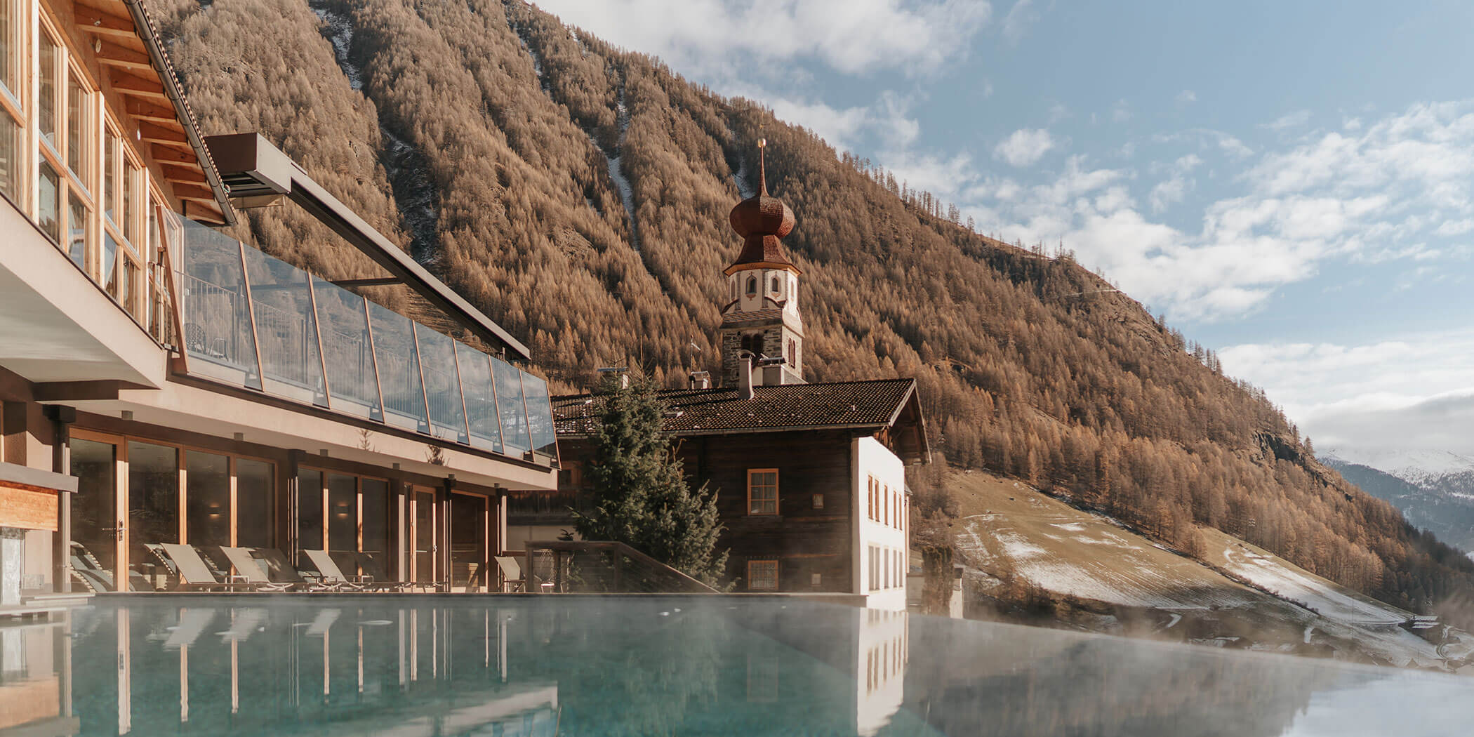 Infinity-Pool in autumn