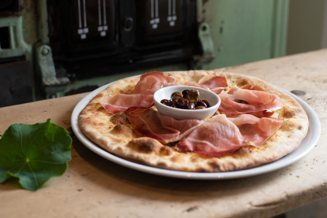 Pizza aus dem Holzofen