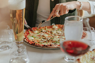 Pizza cotta nel forno a legna