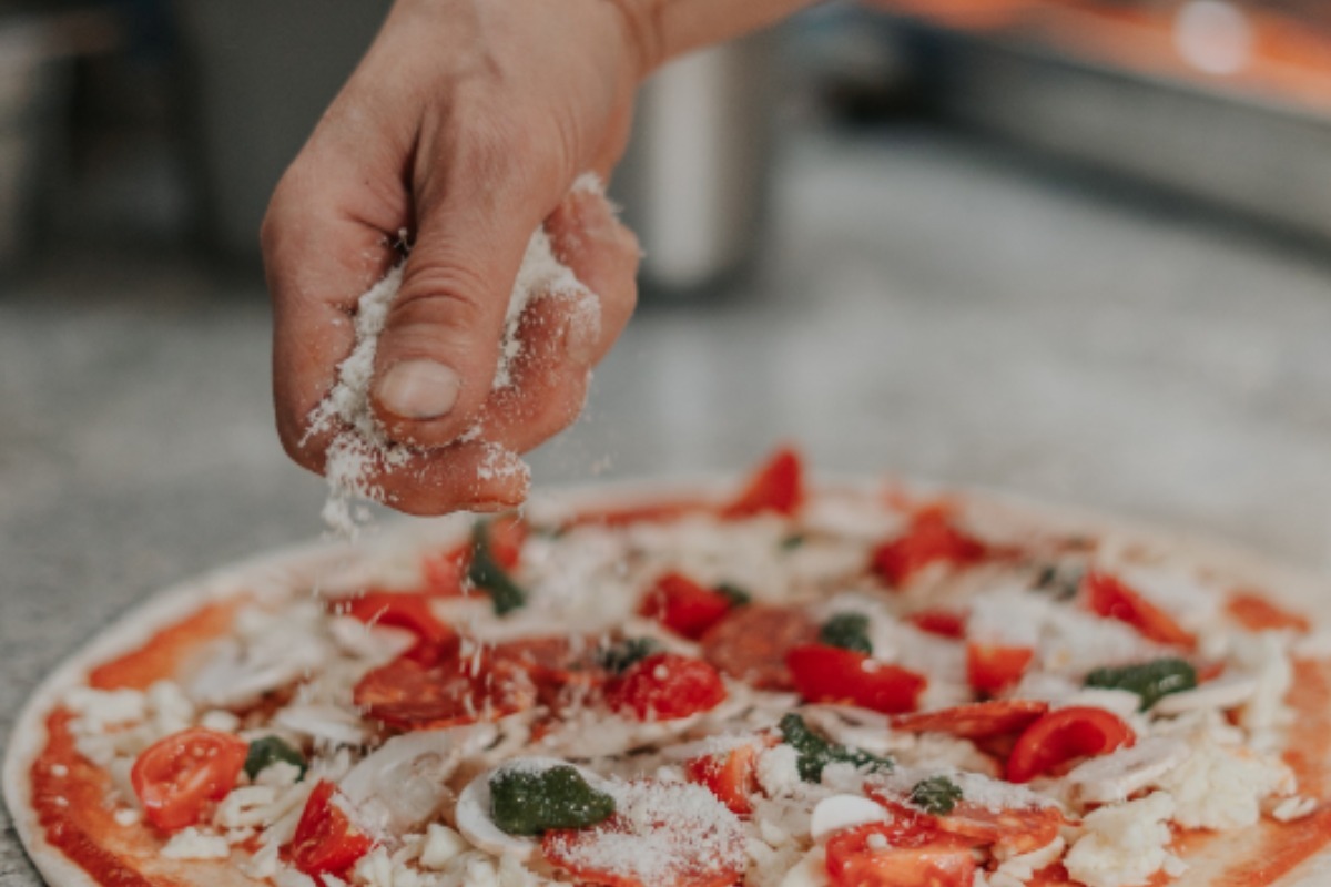 Pizza cotta nel forno a legna
