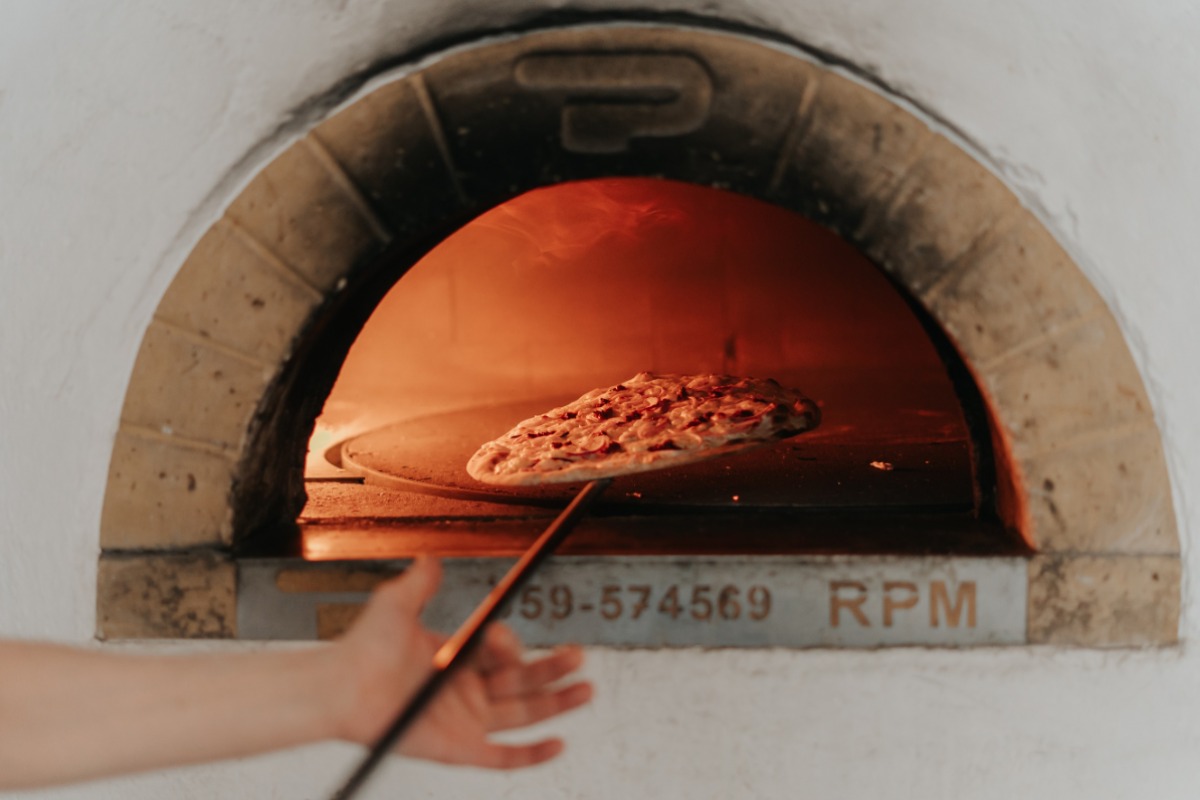 Pizza cotta nel forno a legna